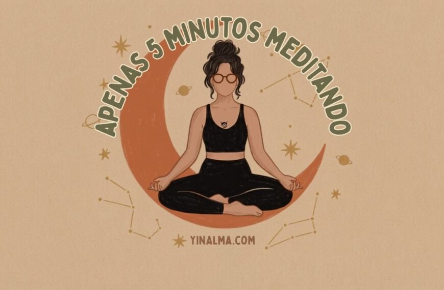 Imagem mostra mulher em posição de meditação sentada no chão