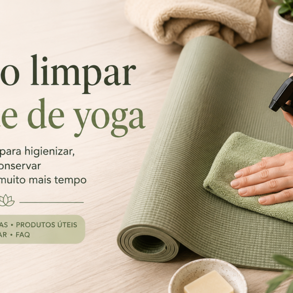 Pessoa limpando um tapete de yoga verde com pano de microfibra e borrifador em ambiente acolhedor, ilustrando como limpar tapete de yoga corretamente.