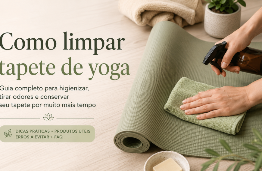 Pessoa limpando um tapete de yoga verde com pano de microfibra e borrifador em ambiente acolhedor, ilustrando como limpar tapete de yoga corretamente.