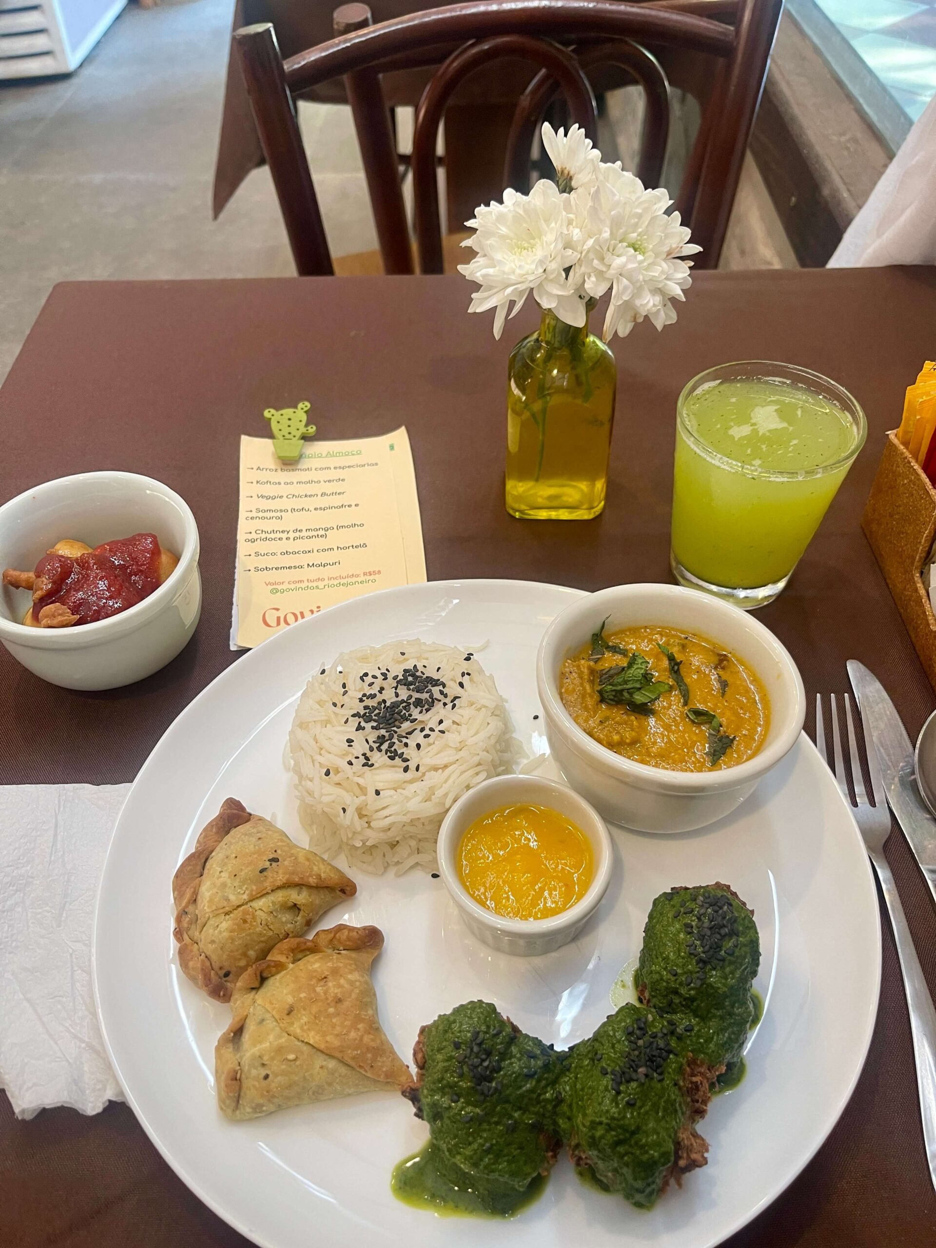Imagem mostrando um prato pronto de comida védica