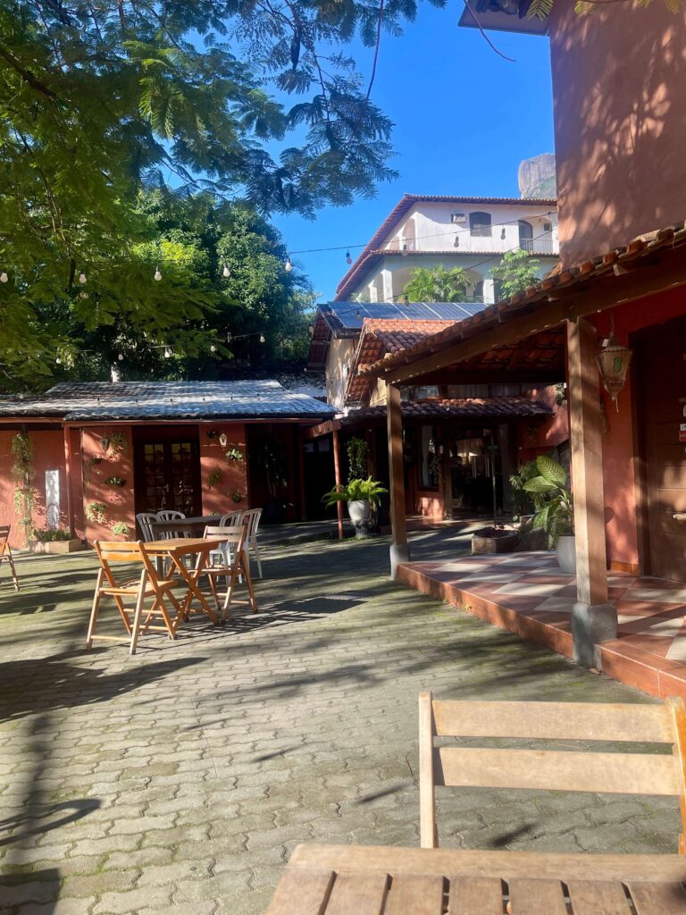 Imagem do exterior de uma casa com pintura laranja e jardim